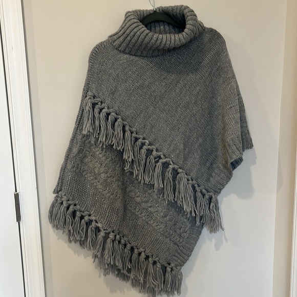 Steve Madden Turtleneck Poncho Sweater Fringe NWT - Picture 4 of 6